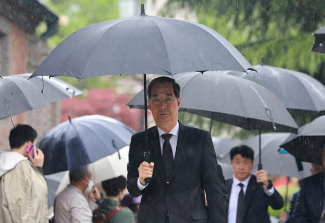 한덕수 대통령 권한대행 국무총리가 22일 서울 명동대성당 지하성당에 마련된 프란치스코 교황 빈소 조문을 마친 후 이동하고 있다. 뉴시스
