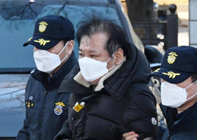 지난해 12월 19일 정치자금법 위반 혐의로 구속영장이 청구된 '건진법사' 전성배(가운데)씨가 서울남부지법에서 열린 구속 전 피의자심문에 출석하고 있다. 홍인기 기자