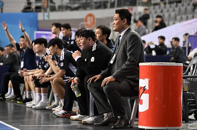 21일 서울 송파구 올림픽공원 핸드볼경기장에서 열린 2024~25 핸드볼 H리그 남자부 챔피언결정전 1차전을 벤치에서 지켜보는 윤경신(오른쪽) 두산 감독. 한국핸드볼연맹 제공