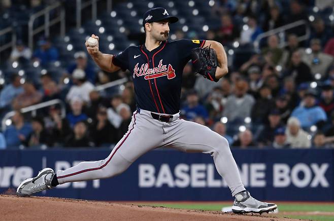 <yonhap photo-0904=""> Atlanta Braves starting pitcher Spencer Strider (99) throws to a Toronto Blue Jays batter in the first inning of an interleague baseball game in Toronto, Wednesday, April 16, 2025. (Jon Blacker/The Canadian Press via AP) MANDATORY CREDIT/2025-04-17 03:53:01/ <저작권자 ⓒ 1980-2025 ㈜연합뉴스. 무단 전재 재배포 금지, AI 학습 및 활용 금지></yonhap>