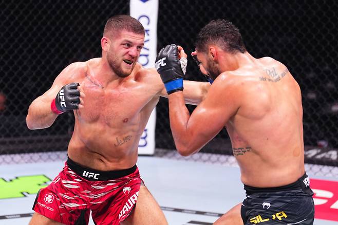 이스마일 나우르디예프(왼쪽). 사진=UFC