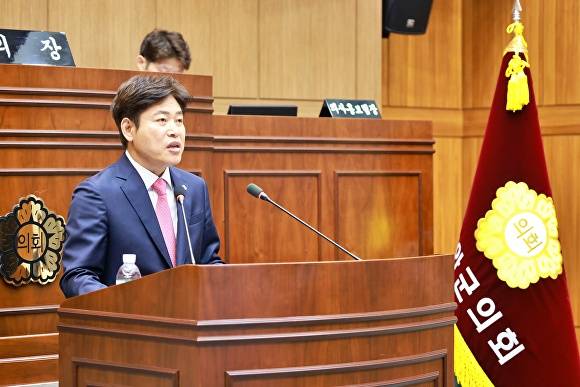 김원진 의원이 건의안 제안설명을 하고 있다. [사진=부안군의회 ]