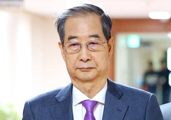 한덕수 대통령 권한대행 국무총리가 22일 정부서울청사에서 열린 국무회의에 입장하고 있다.  [사진=연합뉴스]