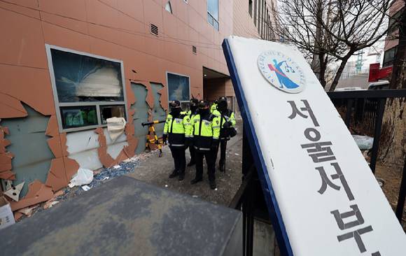 윤석열 대통령이 내란 우두머리 혐의로 구속되자 일부 지지자들이 서울서부지방법원 내부로 난입해 불법폭력사태를 일으킨 지난 1월 19일 오전 서부지법 외벽과 창문 등 시설물이 파손돼 있다. [사진=연합뉴스]