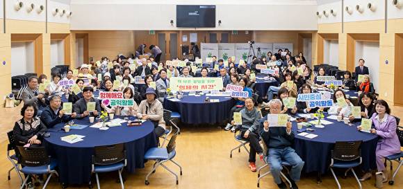 22일 광명시청 대회의실에서 열린 ‘의제의 시간’ 선포식과 협약식 참석자들이 기념 촬영을 하고 있다. [사진=광명시]