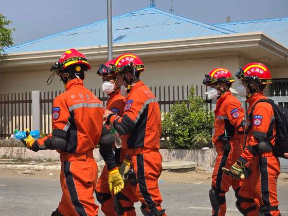 미얀마 만달레이 지진 피해 현장으로 향하는 중국 구조대. 이도성 특파원