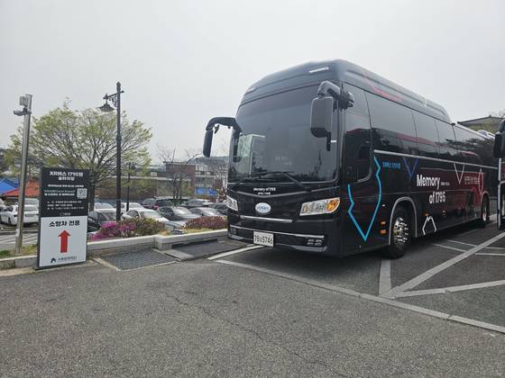 경기 수원시가 운영하는 'XR(확장현실)버스 1795'. 운행을 시작하면 스크린으로 변하는 창문을 통해 수원 화성의 역사와 1795년 을묘원행 당시의 모습을 보여준다. 최모란 기자