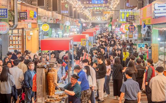 지난해 경북 구미시가 운영한 '달달한 낭만야시장'에 방문객들이 북적이고 있다. 구미시는 올해 낭만야시장을 2025 구미 아시아육상경기선수권대회 기간 중 운영해 지역 이미지를 높이겠다는 전략이다. 사진 구미시