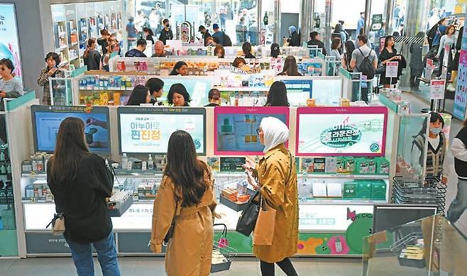 디지털 사이니지에 생성형 AI 솔루션을 접목한 ‘B tv 온애드’가 리테일 미디어 시장에서 영역을 확대하고 있다. [사진 SK브로드밴드]