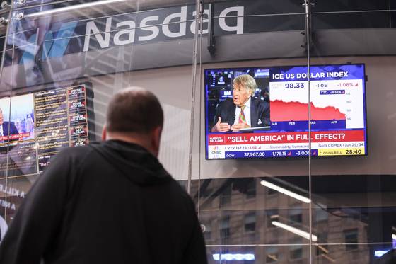 21일(현지시간) 미국 뉴욕의 증시 나스닥 스튜디오에 미국 달러화의 급락을 보여주는 TV 프로그램이 방영되고 있다. EPA=연합뉴스