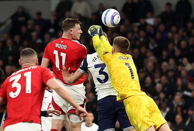 노팅엄 우드(왼쪽 둘째)가 헤딩골을 터트리고 있다. [로이터=연합뉴스]