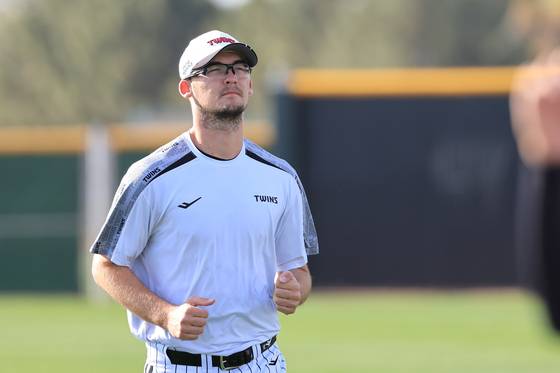 LG가 스프링캠프 기간 중 초청 선수로 함께 했던 호주 국가대표 출신 오른손 코엔 윈을 에르난데스의 임시 대체 선수로 영입했다. 연합뉴스