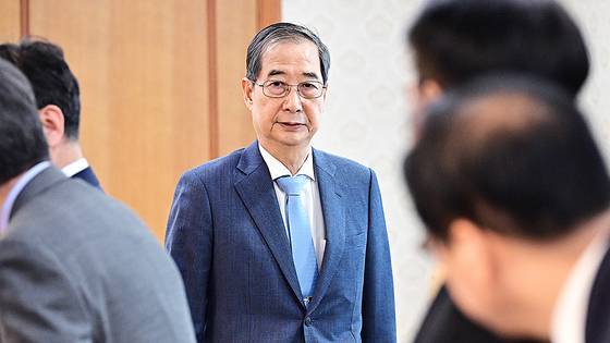 한덕수 대통령 권한대행이 21일 서울 종로구 정부서울청사에서 열린 경제안보전략 TF회의에 참석하고 있다. 대통령실사진기자단