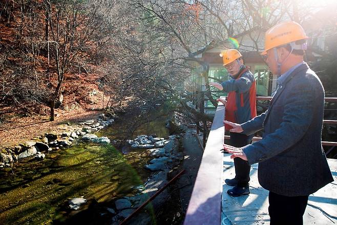 2019년 11월 22일 이재명 당시 경기도지사가 경기도 가평군 어비계곡을 방문해 불법 시설물 철거 현장을 돌아봤다.이 지사는 “합법 안에서 방문객을 늘릴 새 길을 찾아야 한다”고 말했다. [사진 경기도]