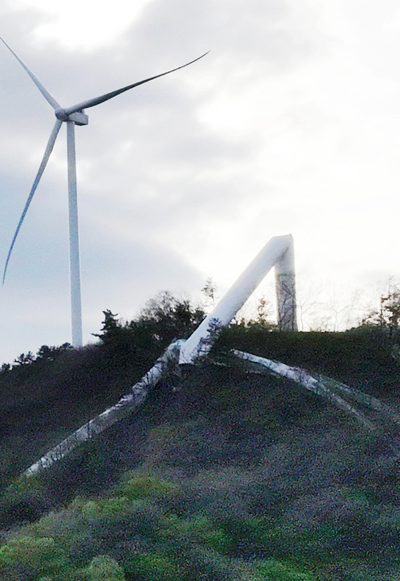 21일 오후 전남 화순군 도암면 우치리 화학산에 건설된 4.7㎿(메가와트)급 풍력발전기 타워가 쓰러져 있다. 연합뉴스