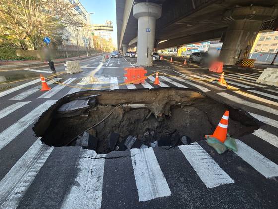 지난 4월 13일 오전 사상구 학장동의 한 횡단보도에서 가로 5m 세로 3m 깊이 4.5m 크기의 땅꺼짐이 발생했다. 사진 부산경찰청