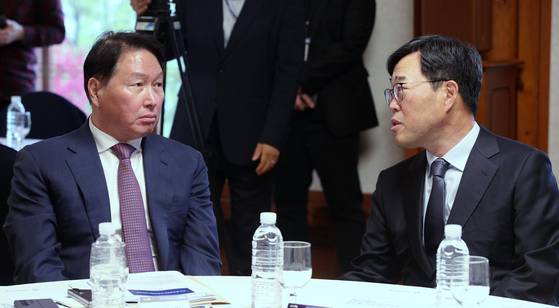 최태원 대한상의 회장과 김기식 국회미래연구원장이 22일 국회 사랑재에서 열린 국회 미래산업포럼 발족식에서 대화하고 있다. 김성룡 기자