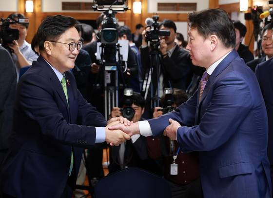 우원식 국회의장(왼쪽)과 최태원 대한상의 회장이 22일 서울 여의도 국회 사랑재에서 열린 국회 미래산업포럼 발족식에서 인사하고 있다. 뉴스1