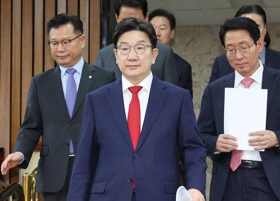 권성동 국민의힘 원내대표가 22일 국회에서 열린 원내대책회의에 입장하고 있다. 연합뉴스