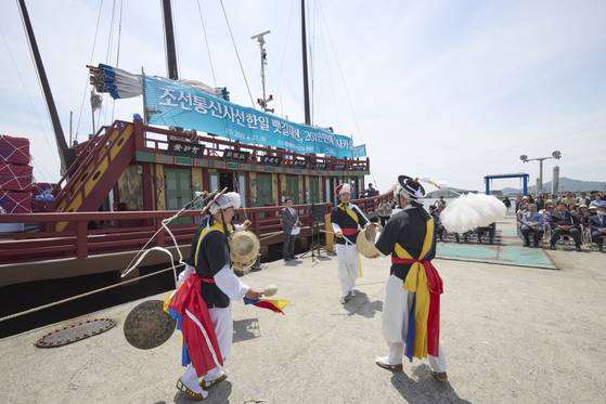 지난 21일 전남 목포의 국립해양유산연구소 전통선박팀 관계자들이 무사 항해를 기원하는 뱃고사를 지내고 있다. 과거 조선통신사선을 재현한 선박은 이달 28일 부산을 출항해 내달 11일 일본 오사카에 입항한다. 사진 국립해양유산연구소