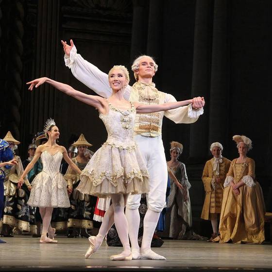 아메리칸발레시어터(ABT) 수석 무용수 서희(왼쪽)가 고전 발레 명작 '잠자는 숲 속의 미녀' 공연을 마친 뒤 관객들에게 인사하고 있는 모습. 사진 서희 인스타그램