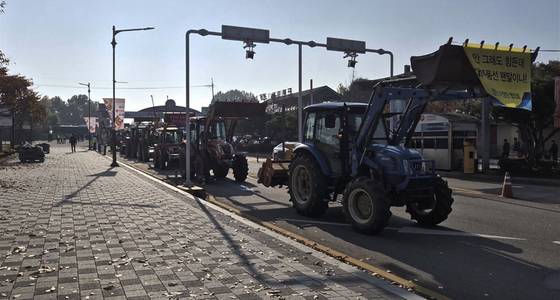 지난해 10월 31일 오전 대북전단 살포를 막기 위해 파주 민통선 주민들이 경기도 파주시 임진각 국립6ㆍ25전쟁납북자기념관 앞으로 트랙터 20대를 몰고 오고 있다. 전익진 기자