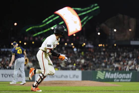 7회 3루타를 때려낸 뒤 타구의 흐름을 바라보며 베이스러닝을 하는 이정후. AP=연합뉴스
