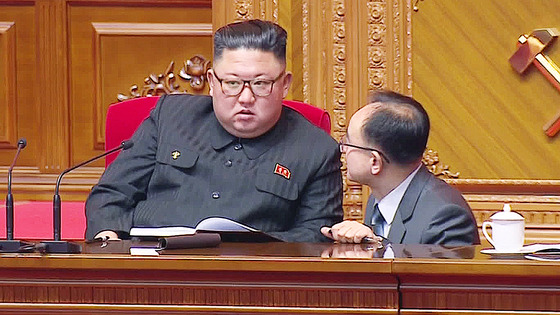 2021년 1월 8차 당대회 당시 조용원 조직지도부 제1부부장이 무릎을 굽힌 채 김정은 국무위원장에게 보고하는 모습. 조선중앙TV 캡처=연합뉴스
