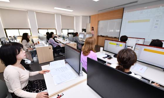 영진전문대 사회복지과가 성인학습자를 위해 개설한 YAP 프로그램인 ‘컴퓨터활용 실무 기초과정’ 수업 장면