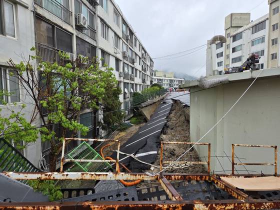22일 오후 아파트 주차장 옹벽 붕괴 사고가 발생한 경기 남양주시 화도읍의 한 아파트 단지 주차장 모습.연합뉴스