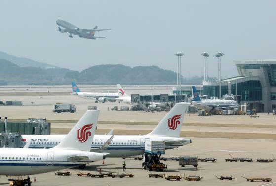 지난 21일 오후 인천국제공항 1터미널 활주로 모습. 뉴스1