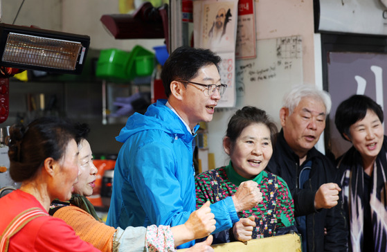 더불어민주당 김경수 대선 경선 후보가 22일 오후 광주 서구 양동전통시장에서 상인들과 인사를 나누고 있다. 연합뉴스