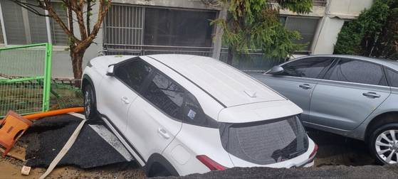 22일 오후 경기 남양주시 화도읍의 한 아파트 단지 주차장 옹벽이 붕괴되면서 주차돼 있던 차량들이 옹벽 아래로 추락했다. 사진 경기북부소방재난본부