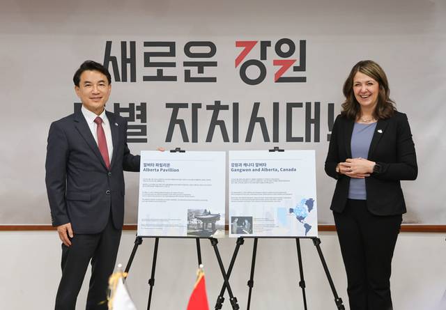 ▲ 다니엘 스미스 캐나다 알버타주 주수상은 22일 오전 강원도청에서 김진태 도지사와 면담을 갖고 ‘알버타 파빌리온(Alberta Pavillion) 안내판 제막식’에 참석했다. 도 제공
