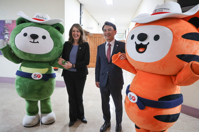 ▲ 다니엘 스미스 캐나다 알버타주 주수상은 22일 오전 강원도청에서 김진태 도지사와 면담을 갖고 ‘알버타 파빌리온(Alberta Pavillion) 안내판 제막식’에 참석했다. 도 제공