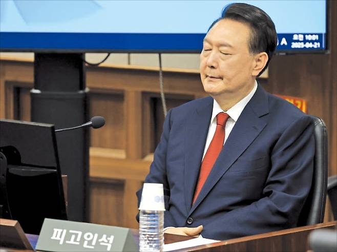 윤석열 전 대통령이 21일 서울 서초동 중앙지방법원에서 열린 내란 우두머리 혐의 두 번째 공개 재판에 출석했다.   사진공동취재단