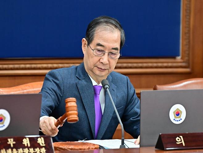 한덕수 대통령 권한대행이 22일 서울 종로구 정부서울청사에서 열린 국무회의에서 의사봉을 두드리고 있다./사진=대통령실사진기자단