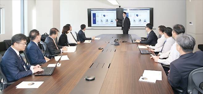 태평양의 싱크탱크 법경제학센터 구성원들이 회의를 갖고 있다.  태평양 제공