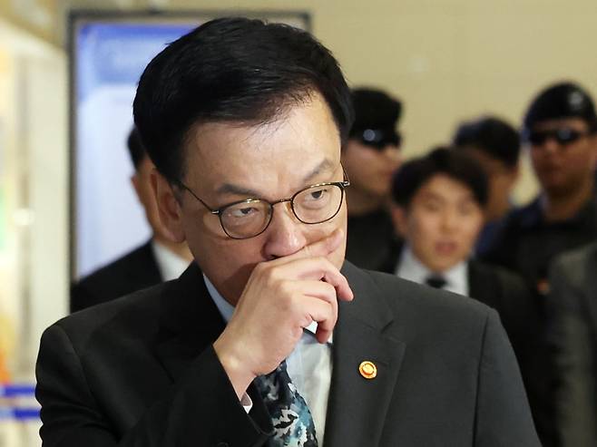 최상목 경제부총리 겸 기획재정부 장관이 22일 오전 인천국제공항에서 한·미 2+2 통상협의(Trade Consultation)와 주요 20개국(G20) 재무장관회의, 국제통화금융위원회(IMFC) 참석을 위해 출국하고 있다. 뉴스1