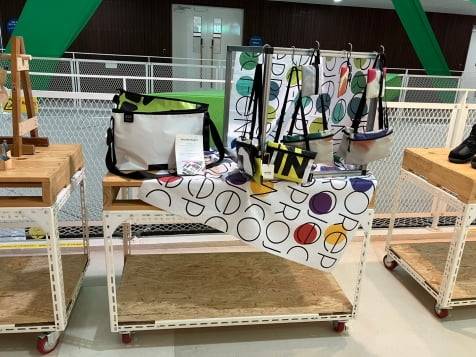 서울 용답동 '서울새활용플라자' 내 새활용에 성공한 폐현수막 제품이 놓여 있다. 오유림 기자