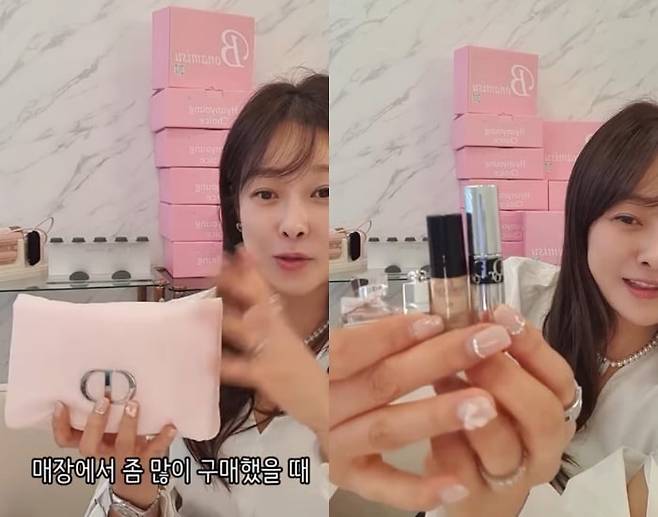 방송인 현영이 명품 브랜드의 사은품을 판매하고 있는 모습 /사진=인스타그램 캡처