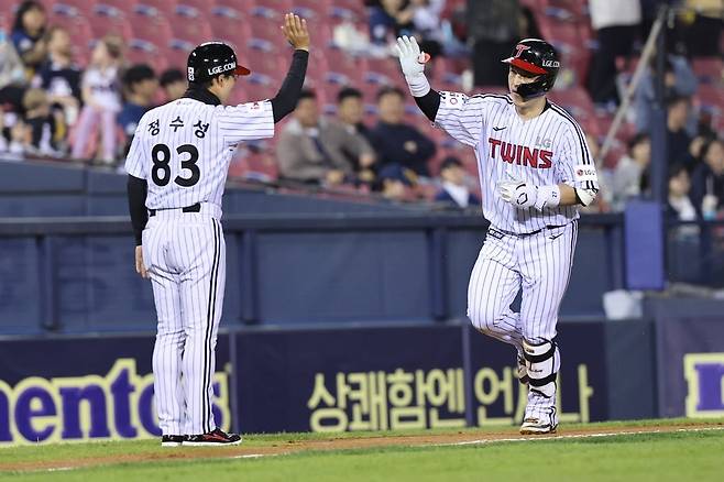 22일 서울 잠실야구장에서 열린 프로야구 2025 신한 SOL 뱅크 KBO리그 LG 트윈스 대 NC 다이노스의 경기에서 LG의 박동원이 솔로포를 터뜨린 뒤 정수성 코치와 하이파이브를 하고 있다. 연합뉴스