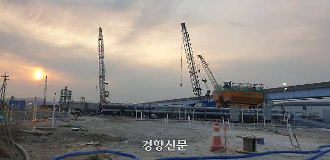 부산 부전~경남 마산 복선전철 구간 중 지반 침하로 복구 중인 낙동강~사상역 구간 터널 공사 현장. 공사 현장 옆에는 부산~김해 경전철 철도가 놓여 있다. 김정훈 기자