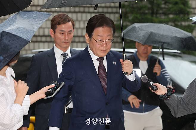 이재명 더불어민주당 대선 경선 후보가 22일 서울 서초구 서울중앙지방법원에서 열린 ‘대장동 배임·성남FC 뇌물 혐의’ 공판에 출석하고 있다. 정효진 기자
