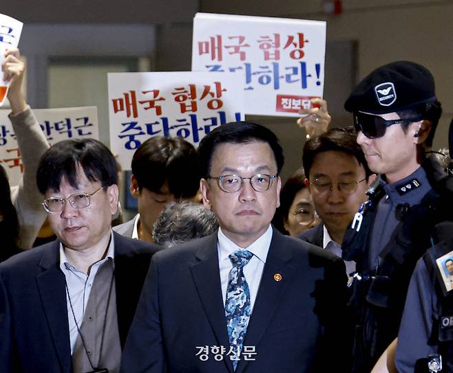 최상목 경제부총리 겸 기획재정부 장관이 22일 인천국제공항에서 진보당 관계자들의 항의를 받으며 미국 워싱턴 D.C에서 열리는 ‘한미 2+2 통상 협의’와 주요 20개국(G20) 재무장관회의에 참석하기 위해 출국하고 있다. 2025.04.22 문재원 기자