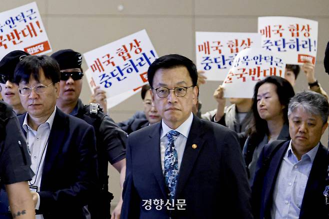 최상목 경제부총리 겸 기획재정부 장관이 22일 인천국제공항에서 진보당 관계자들의 항의를 받으며 미국 워싱턴 D.C에서 열리는 ‘한미 2+2 통상 협의’와 주요 20개국(G20) 재무장관회의에 참석하기 위해 출국하고 있다. 문재원 기자