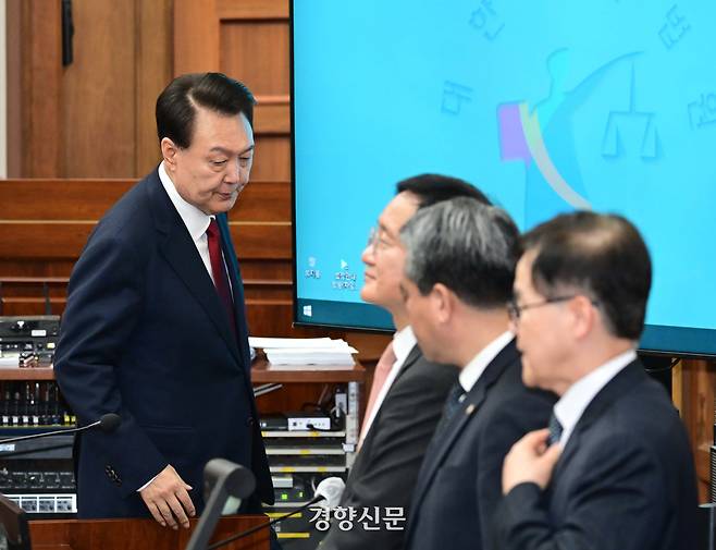 12·3 불법계엄을 선포해 내란 우두머리 혐의로 재판에 넘겨진 윤석열 전 대통령이 지난 21일 오전 서울 서초구 서울중앙지법 417호 법정으로 재판을 받기 위해 들어오고 있다. 사진공동취재단