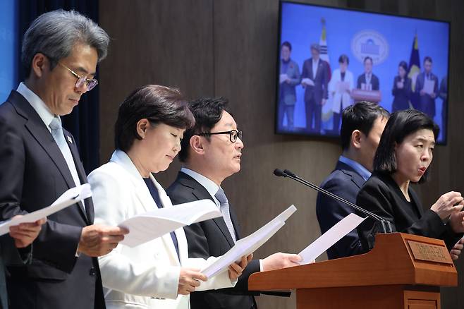 국회 법제사법위원회 더불어민주당 간사인 박범계 의원이 22일 서울 여의도 국회 소통관에서 법무부 감찰관, 대검찰청 감찰부장을 포함한 일체의 인사 중지를 박성재 법무부 장관에 촉구하고 있다. 연합뉴스