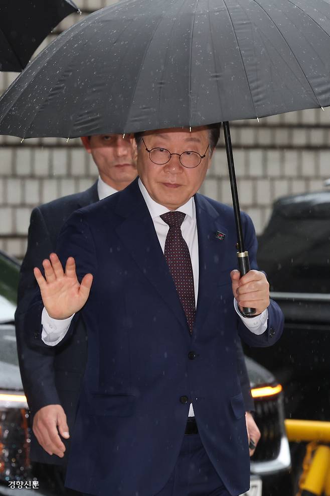 경선 뛰고, 재판 받고 이재명 더불어민주당 대선 경선 후보가 22일 서울중앙지방법원에서 열린 ‘대장동 배임·성남FC 뇌물 혐의’ 공판에 출석하고 있다. 정효진 기자