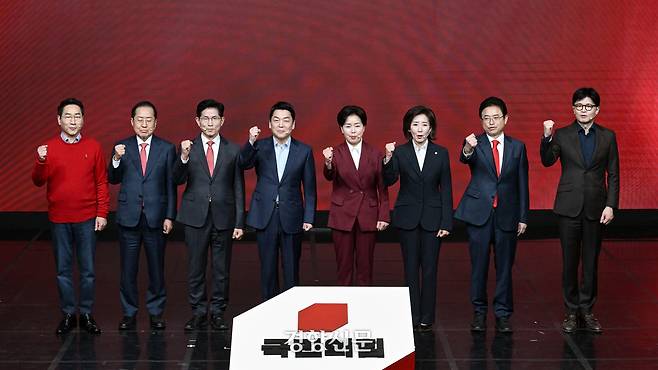 18일 서울 강서구 ASSA 아트홀에서 열린 ‘제21대 대통령 후보자 국민의힘 1차 경선 후보자 비전대회’에서 후보자들이 기념촬영을 하고 있다. 왼쪽부터 유정복, 홍준표, 김문수, 안철수, 양향자, 나경원, 이철우, 한동훈 후보. 국회사진기자단